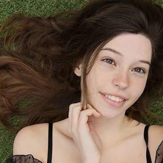 belle-delphine-v0-buiw6ct3am1a1.jpg