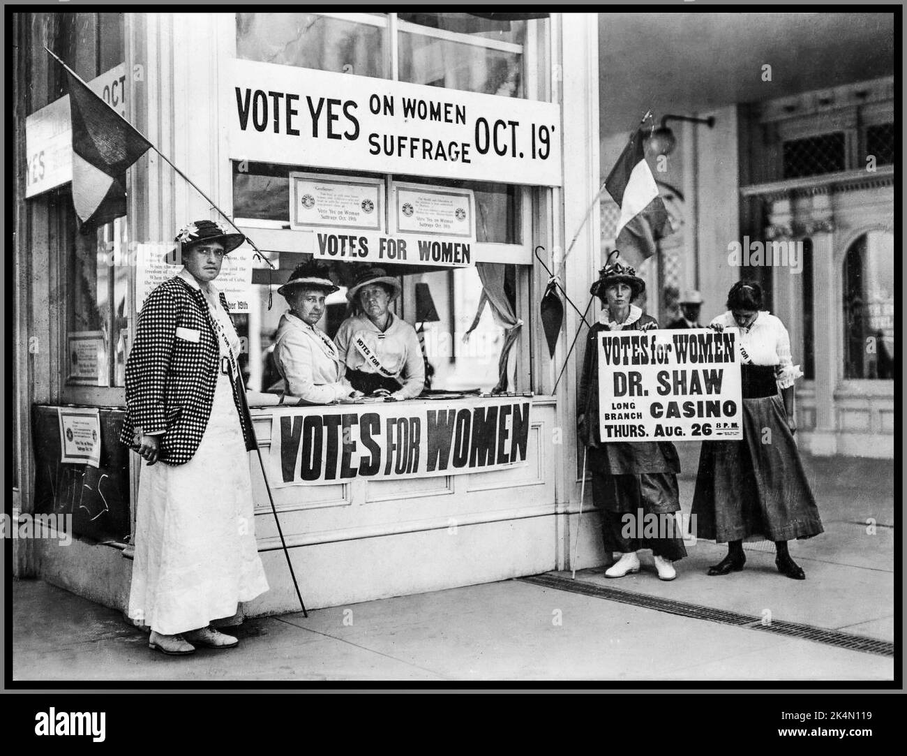 vote-au-suffrage-pour-les-femmes-1900s-voter-oui-oct-1919-19th-amendement-suffragettes-man-un-stand-pour-promouvoir-le-suffrage-votes-pour-les-femmes-amerique-usa-2k4n119.jpg