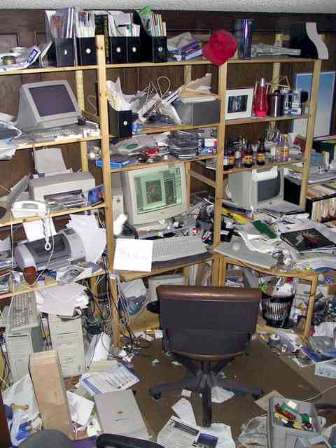 worlds-messiest-desk-ever-seen1.jpg