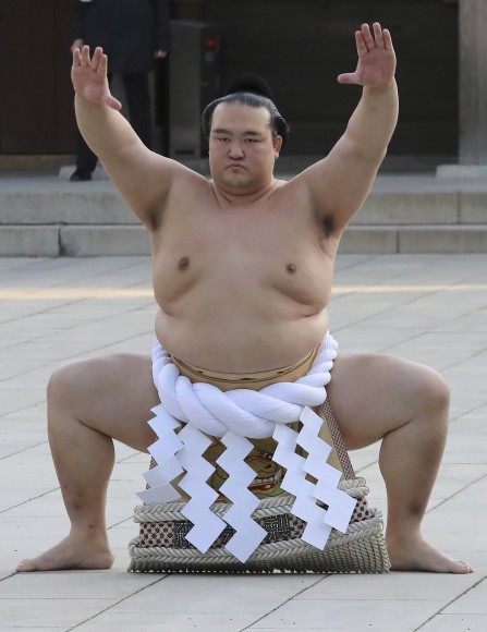 sumo-ringer-in-einem-schrein.jpg