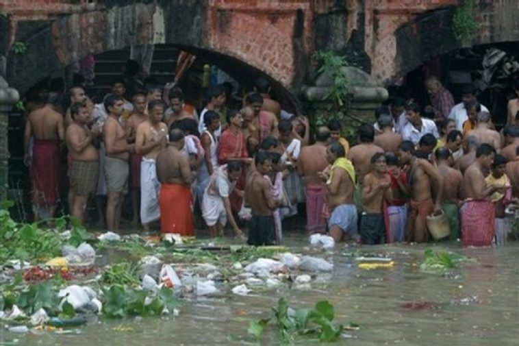 Hindu devotees perform rituals on the occasion of Mahalaya, or an auspicious day to pay homage to their ancestors, along the waste floating on the banks of River Ganges in Calcutta, India, Sunday, Sept. 28, 2008. (AP Photo/Bikas Das)