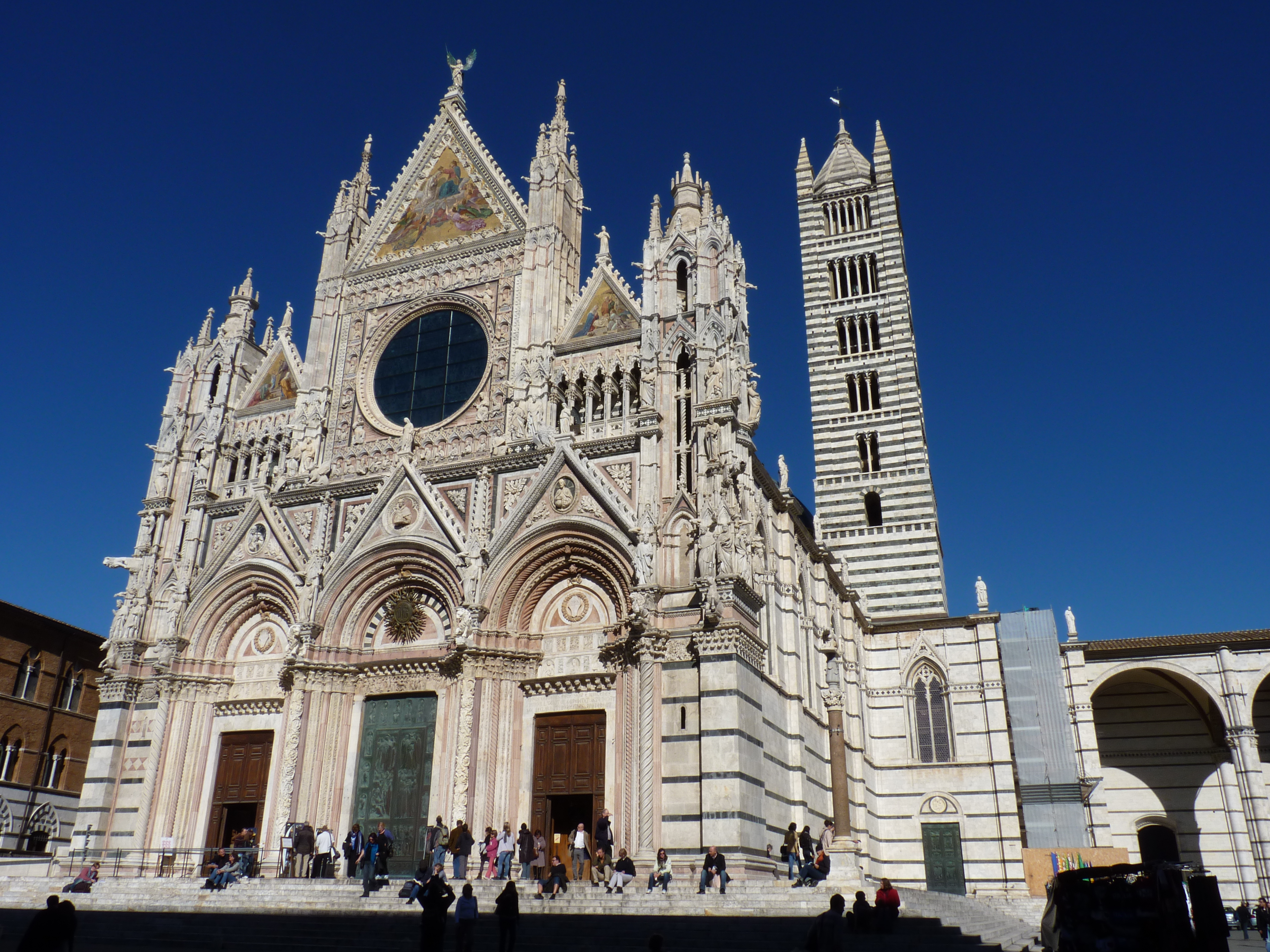 File-_The_facade_of_the_Cathedral_in_Siena.jpg