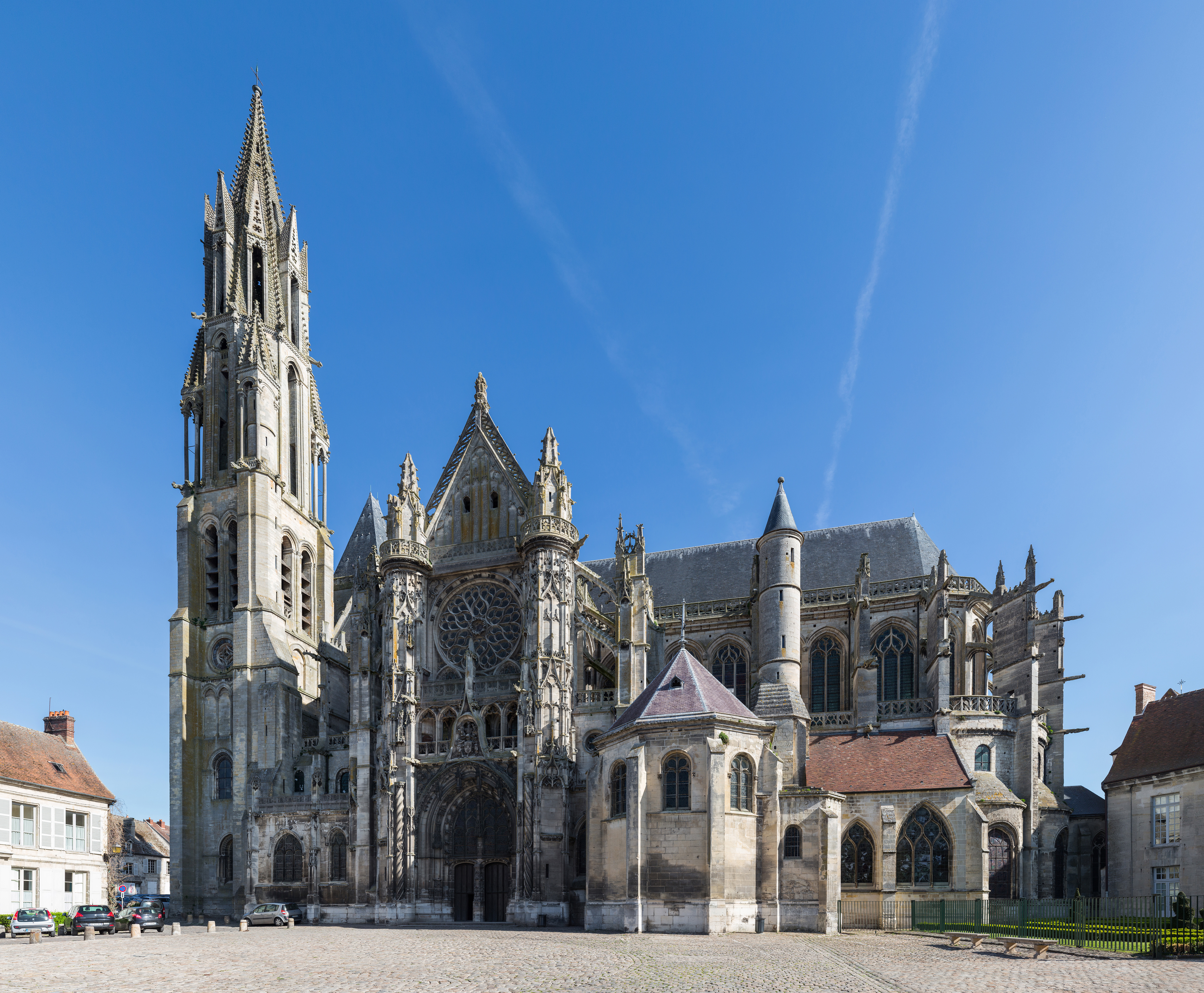 Senlis_Cathedral_Exterior%2C_Picardy%2C_France_-_Diliff.jpg