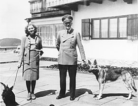 280px-Bundesarchiv_B_145_Bild-F051673-0059%2C_Adolf_Hitler_und_Eva_Braun_auf_dem_Berghof.jpg