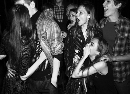 girls-gossip-kiss-party-Favim.com-158132.jpg