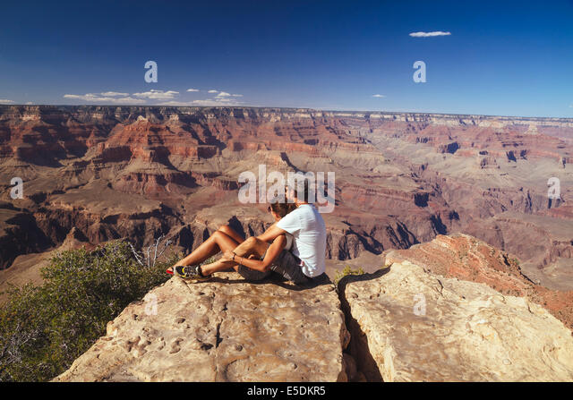 usa-arizona-couple-enjoying-the-view-at-grand-canyon-e5dkr5.jpg