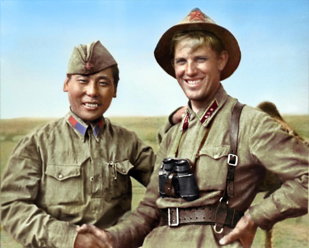 Senior lieutenant of the Red Army Vasiliev and tsirik (soldier) of the Mongolian  Army 1939 : r/ww2