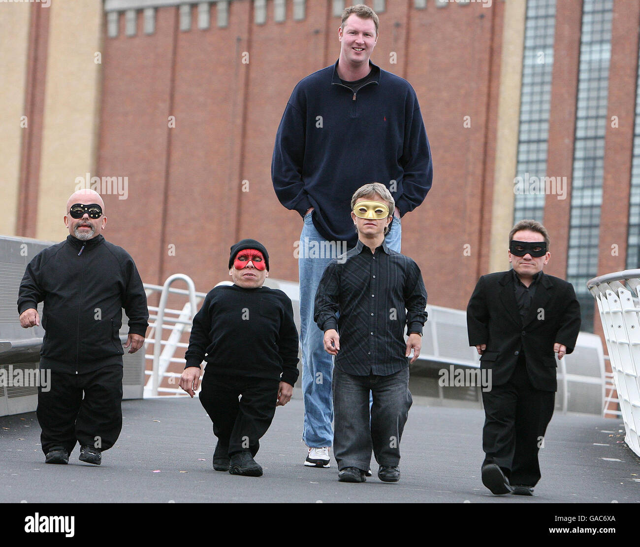 warwick-davis-meets-britains-tallest-man-GAC6XA.jpg
