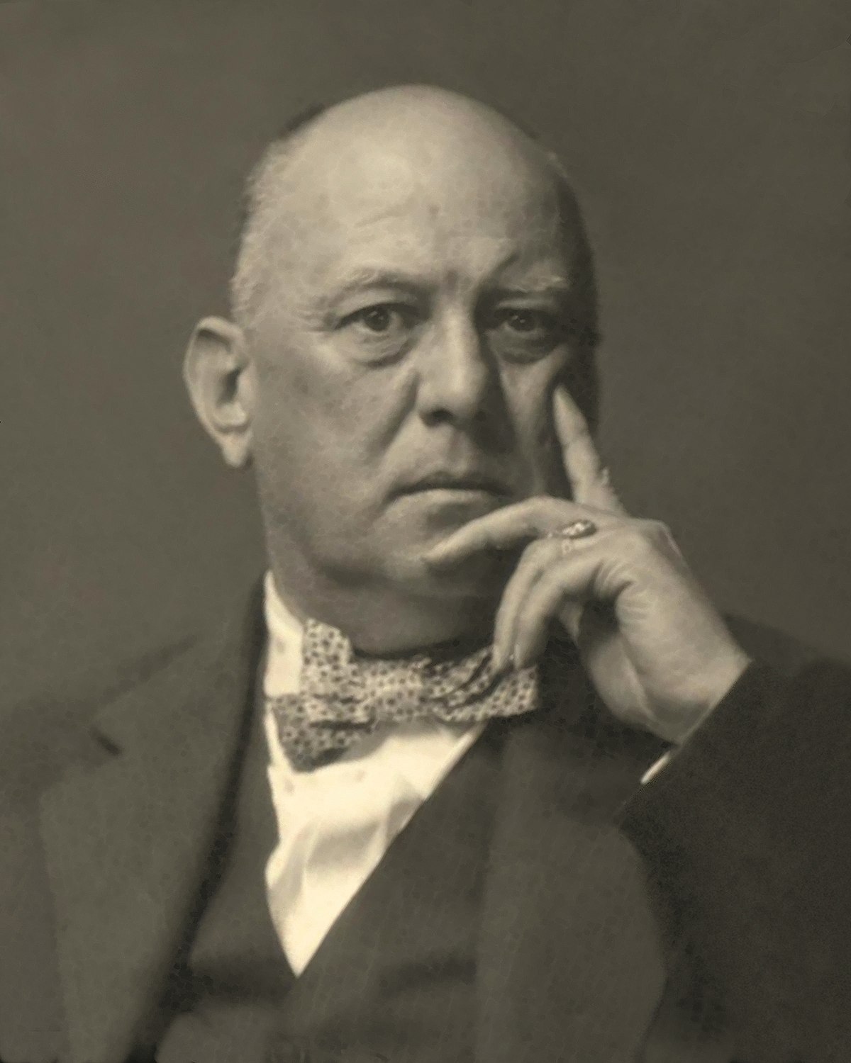 1200px-Aleister_Crowley%2C_thinker.jpg