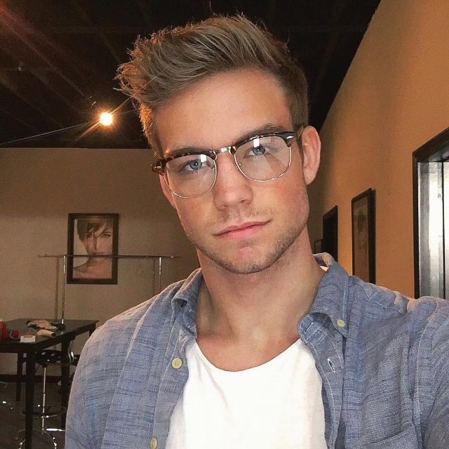 cd5c45b3deccc0ef494aa79d08ab13c8--men-in-glasses-sexy-guys.jpg