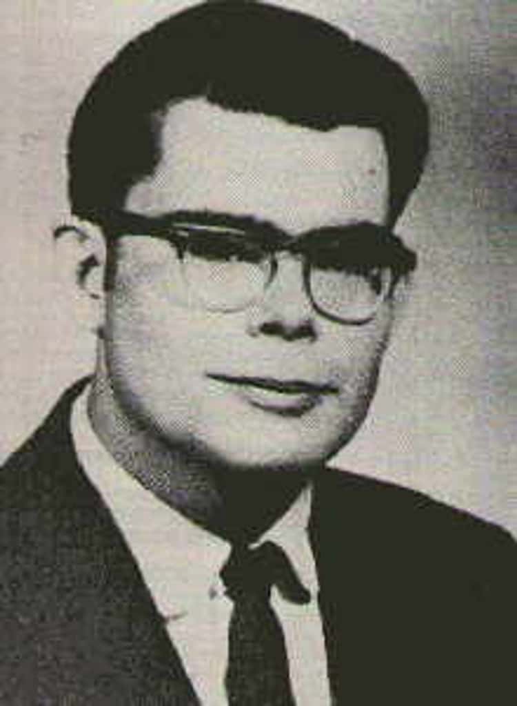 young-stephen-king-in-suit-and-tie-photo-u1
