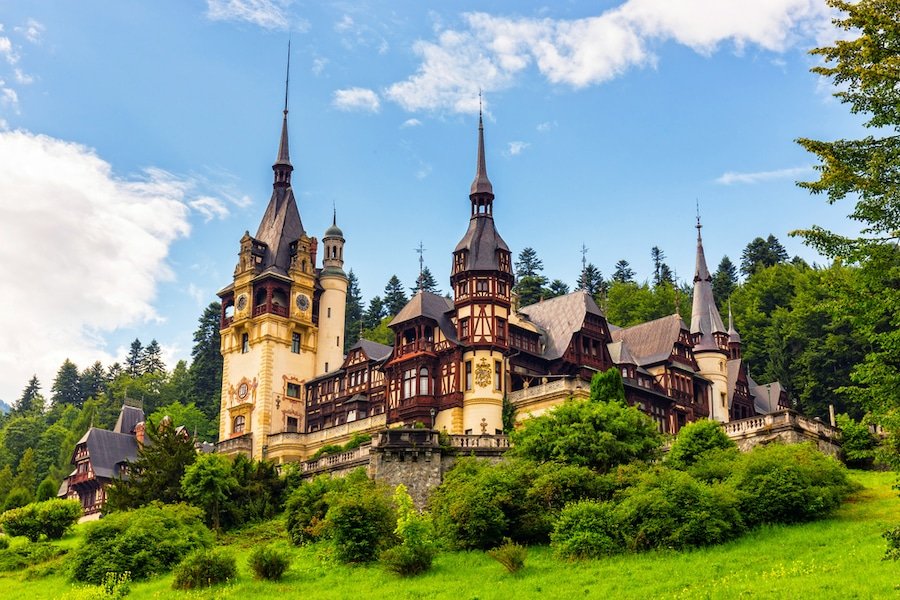 Peles-castle-Sinaia-Romania_Depositphotos_53077907_s-2019.jpg