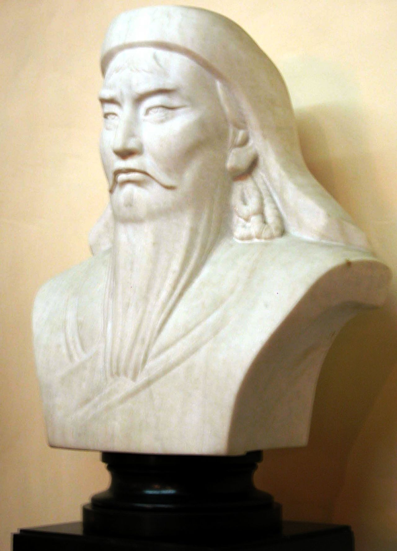 1280px-Bust_of_Genghis_Khan_in_Mongolia.jpg