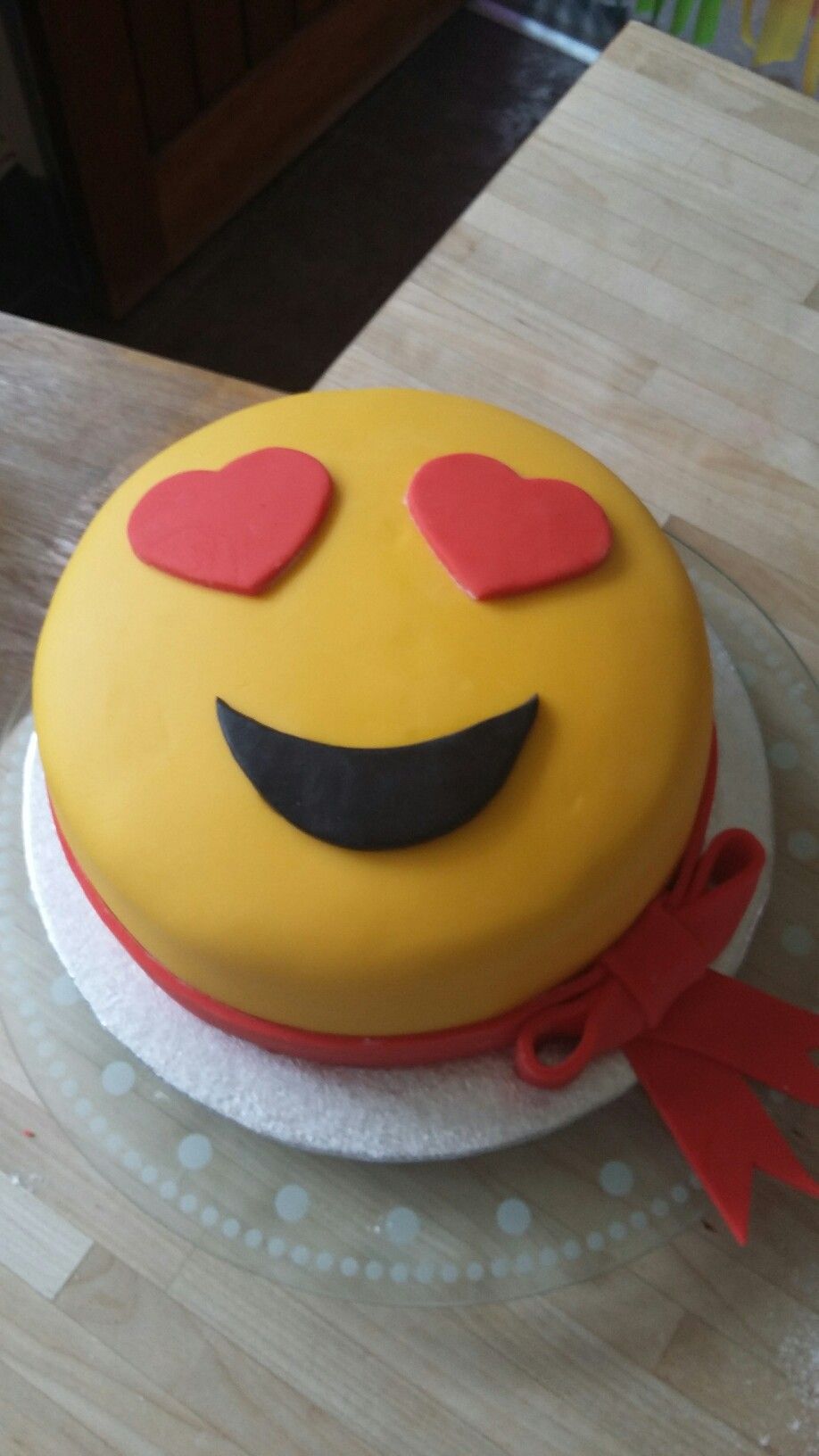 Emoji heart cake | Cake, Heart cake, Desserts