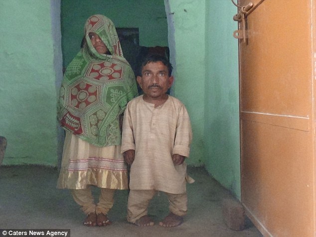 Indian dwarves become one of the world's smallest couples after wedding  ceremony | Daily Mail Online