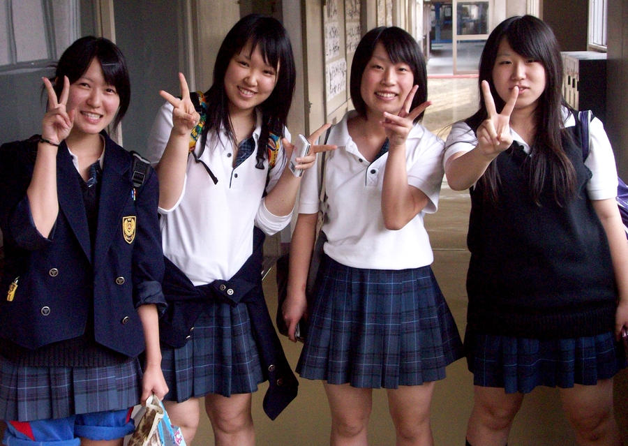 japanese_schoolgirls_by_theenvylover-d3djeqs.jpg