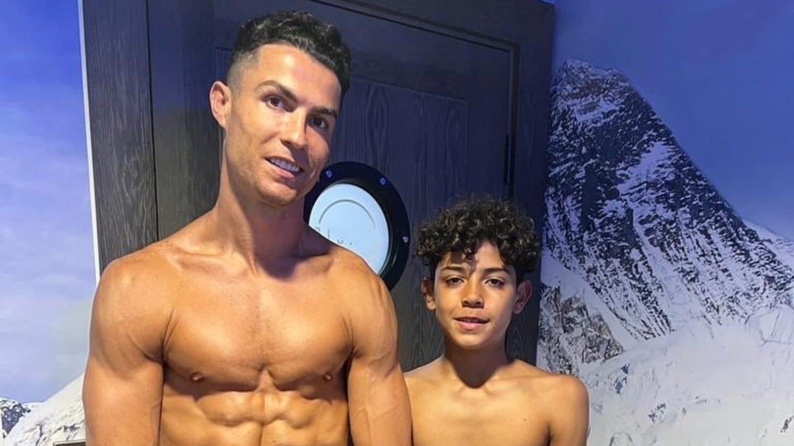 cristiano-ronaldo-and-his-son-165278917616x9.jpg