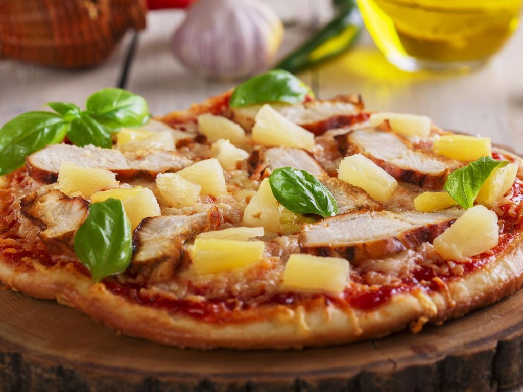 Pizza hawaïenne à l'ananas : recette de Pizza hawaïenne à l'ananas