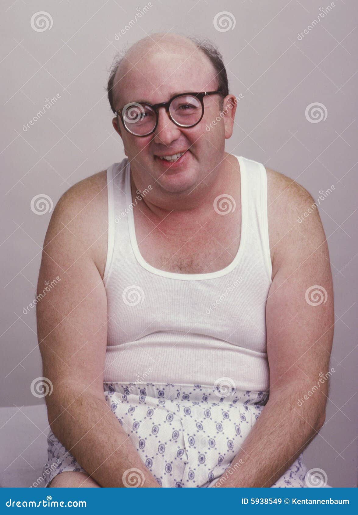overweight-man-tank-top-5938549.jpg