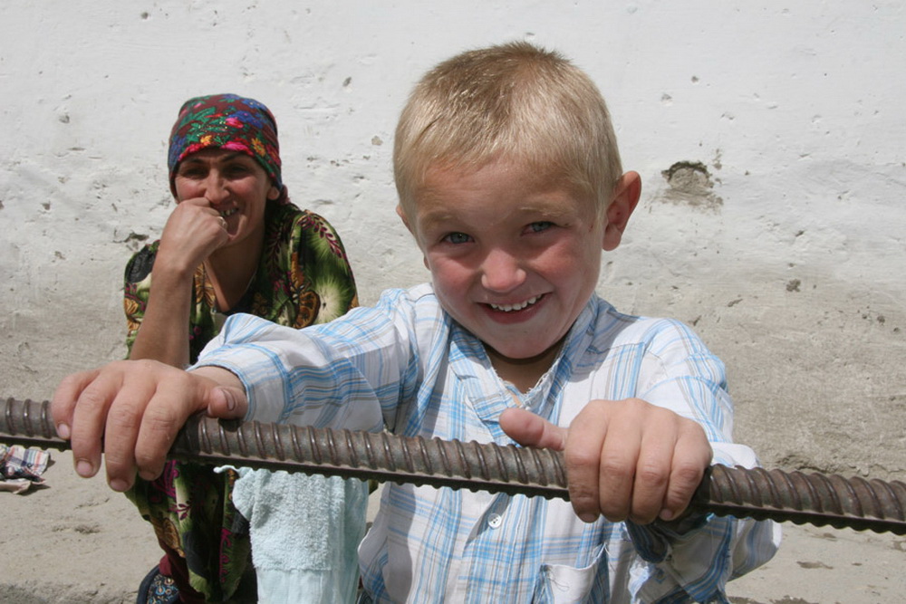 Pamiri_boy_in_Tajikistan.jpg