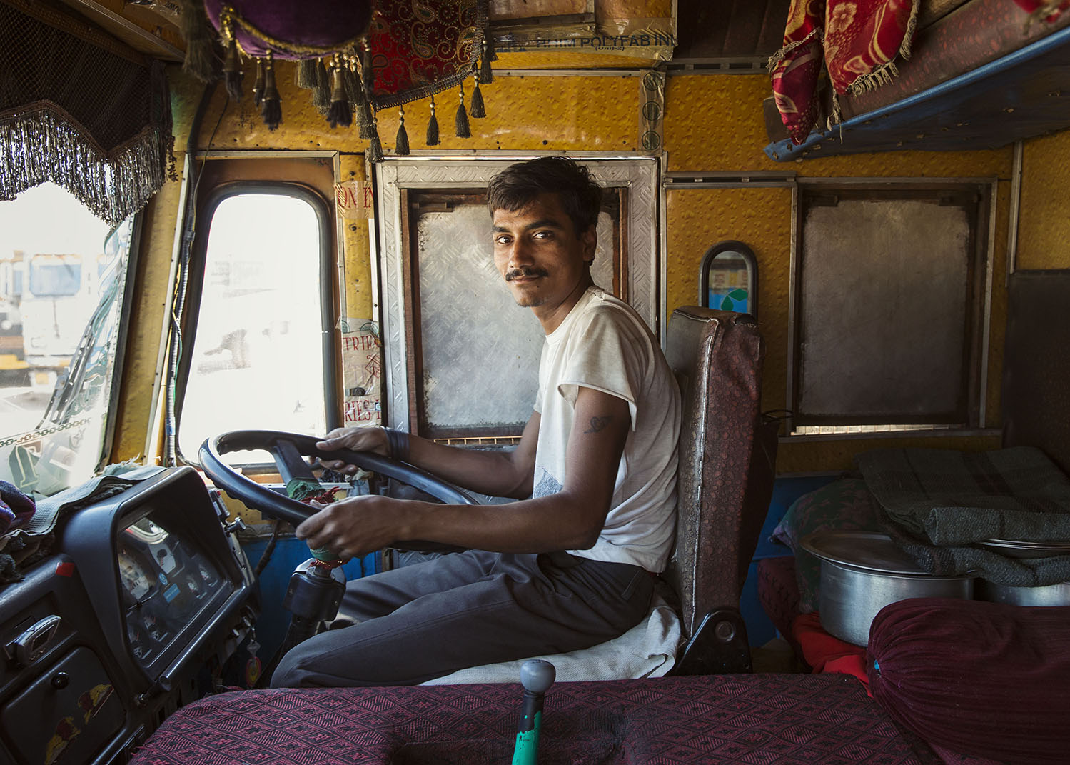 150728111000-india-truck-art-driver.jpg