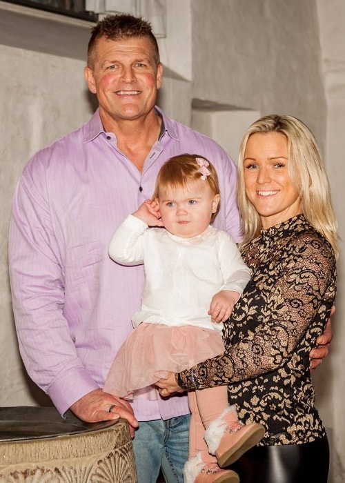 Kim-Kold-posing-with-his-family.jpg