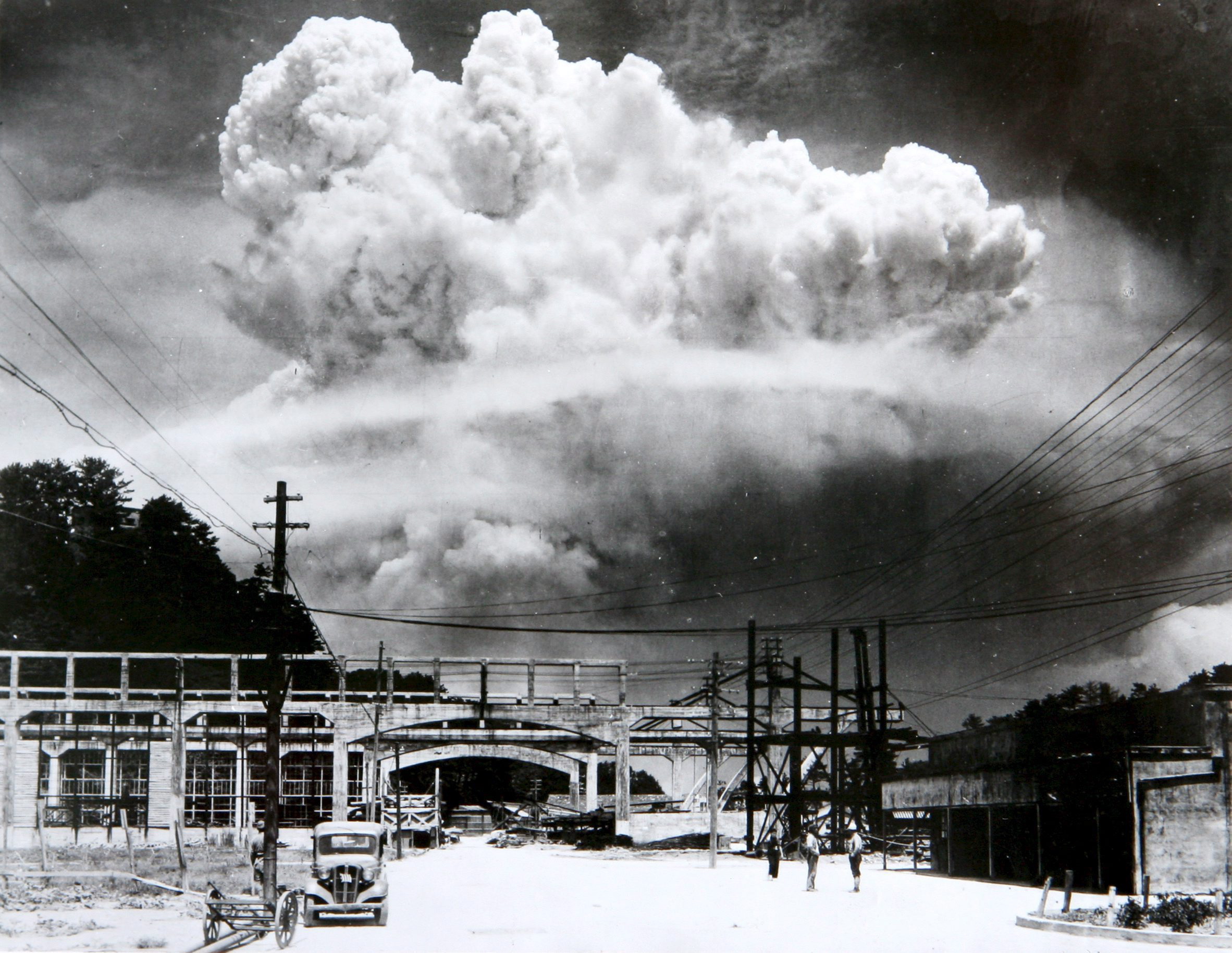 bomb-exploding-nagasaki.jpg