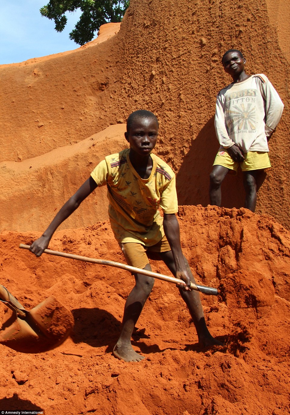 2CF963BA00000578-3256249-Slave_labour_An_11_year_old_boy_working_at_a_diamond_mine_in_the-a-109_1443708626800.jpg