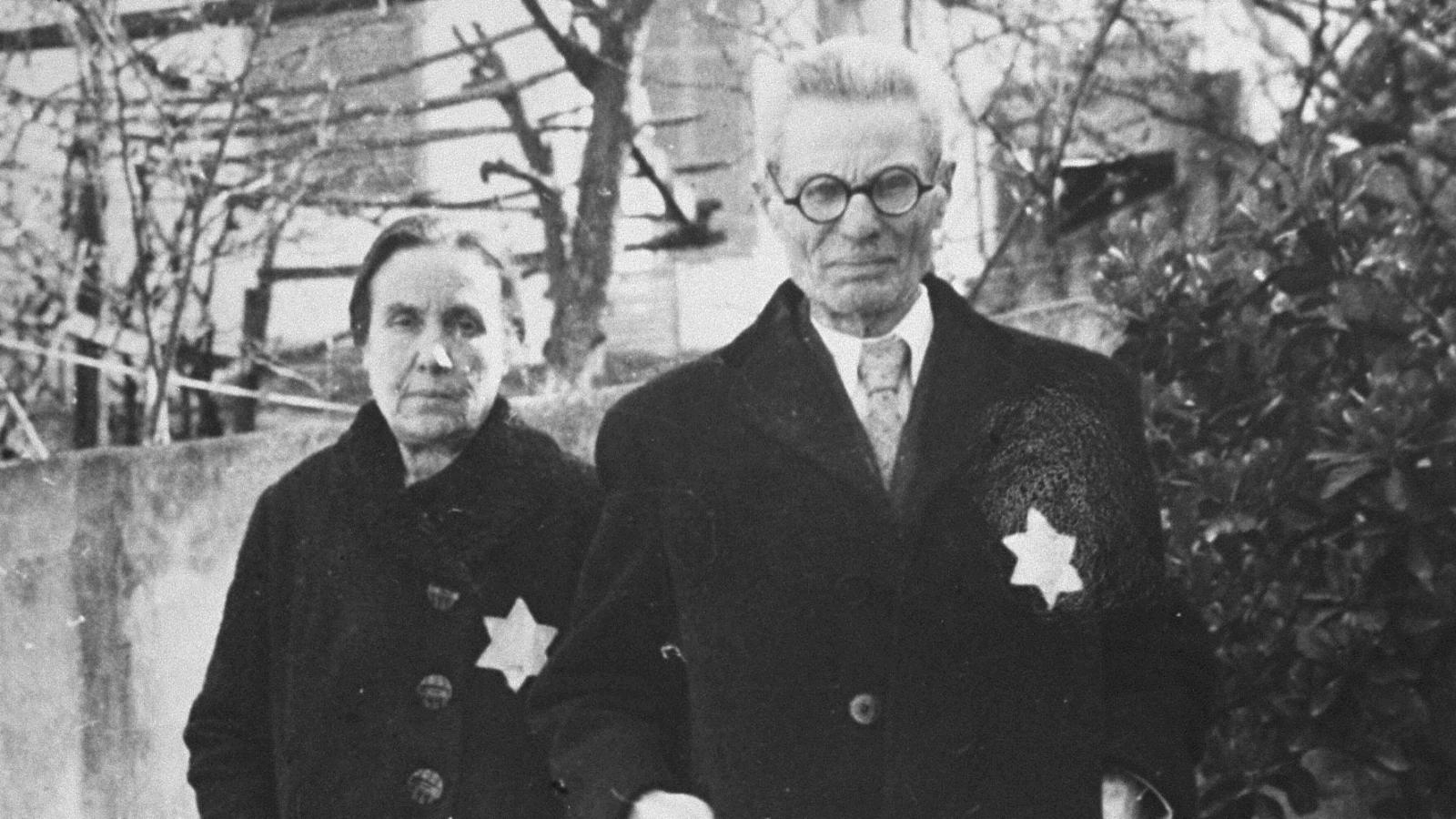 crop-Holocaust-Jews-wearing-stars-e1489184649394.jpg
