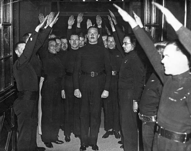 Oswald-Mosley-fascists-Bristol-Eng-1934.jpg