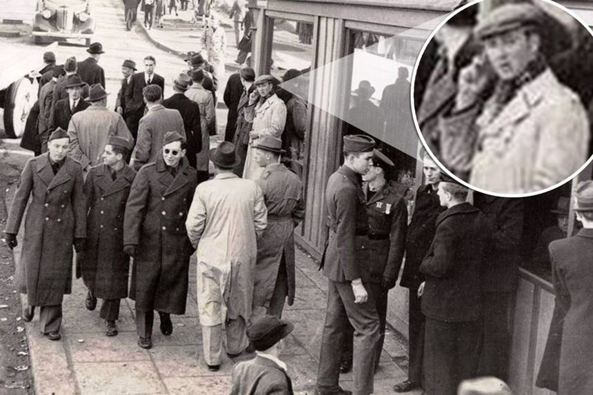 Internet sleuths think they've spotted a time traveler in an old photo.