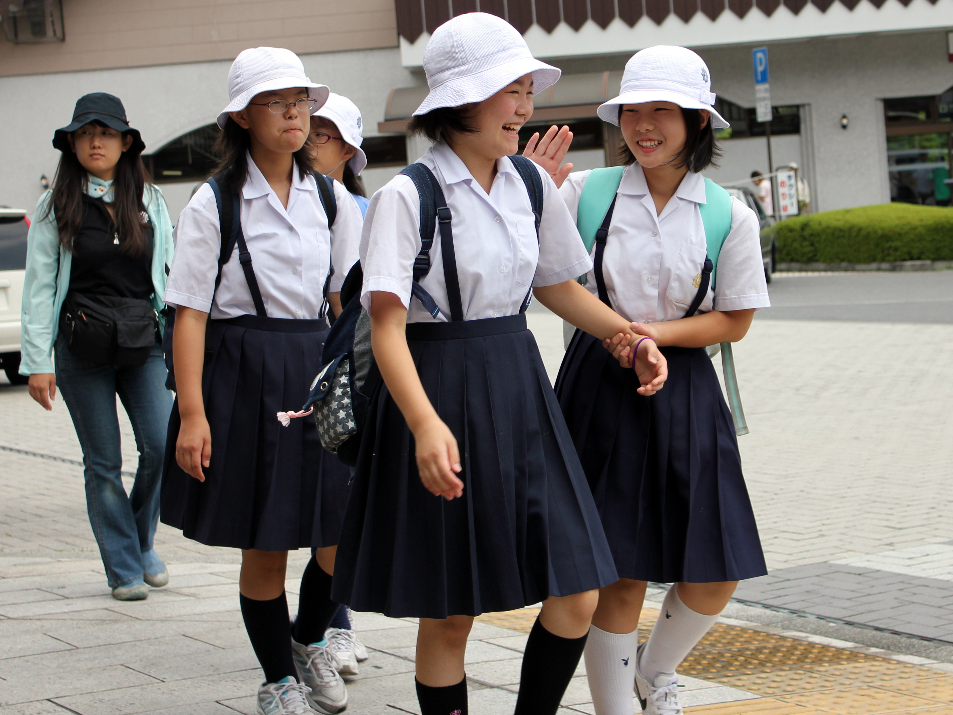 Japanese_school_girls_in_uniform.jpg