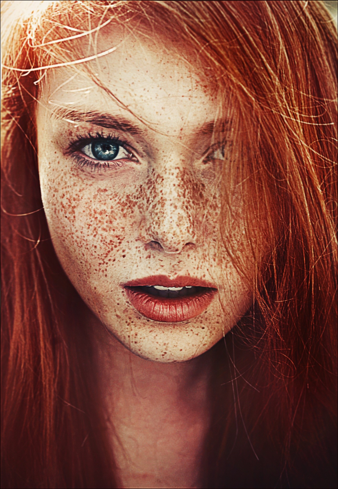 freckles_redhead_women_blue_eyes_portrait-179165.jpg!d