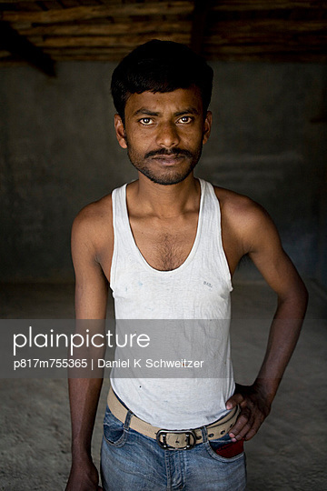 plainpicture - plainpicture p817m755365 - Young indian man -  plainpicture/Daniel K Schweitzer