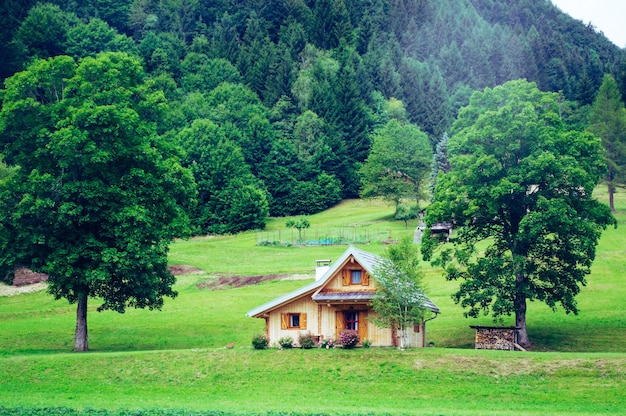 A small wooden house in the mountains | Premium Photo