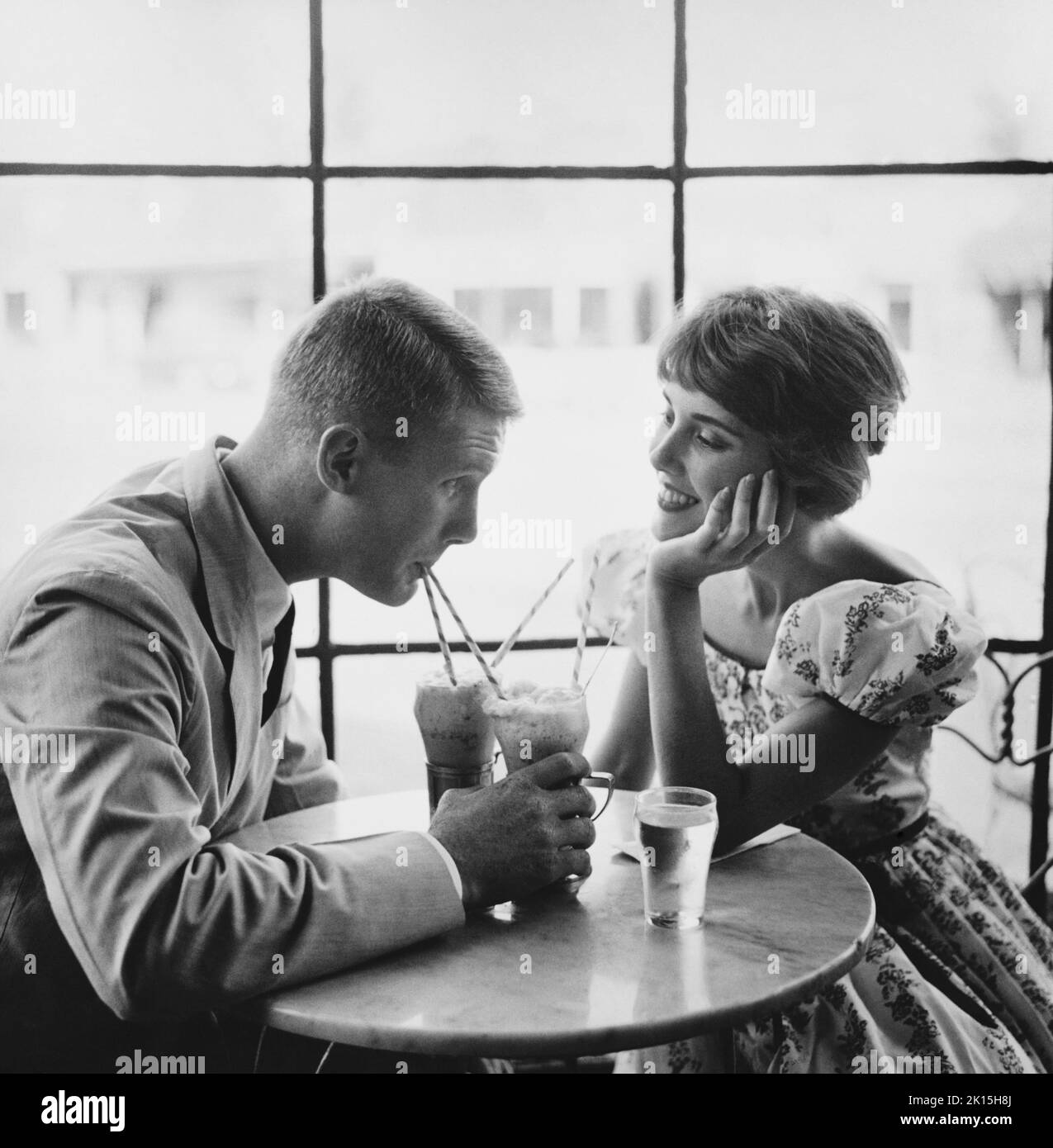 un-couple-qui-boit-des-sodas-1950s-2k15h8j.jpg