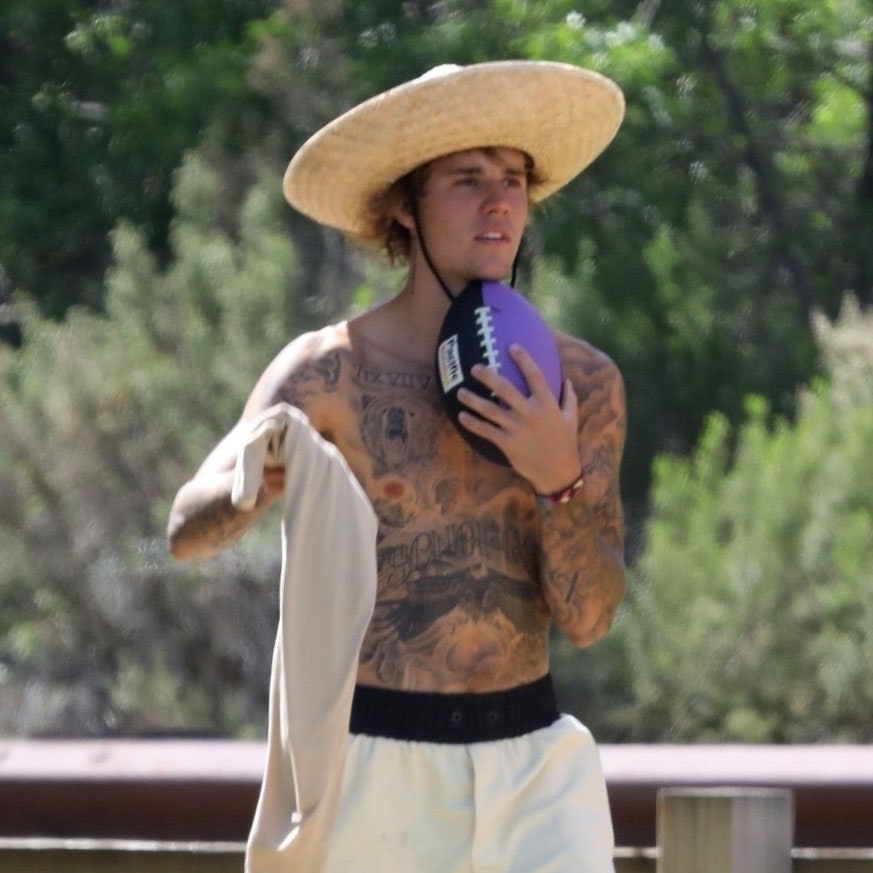 00-promo-bieber-sunhat.jpg