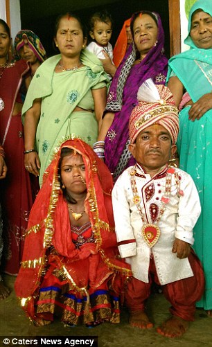 Indian dwarves become one of the world's smallest couples after wedding  ceremony | Daily Mail Online