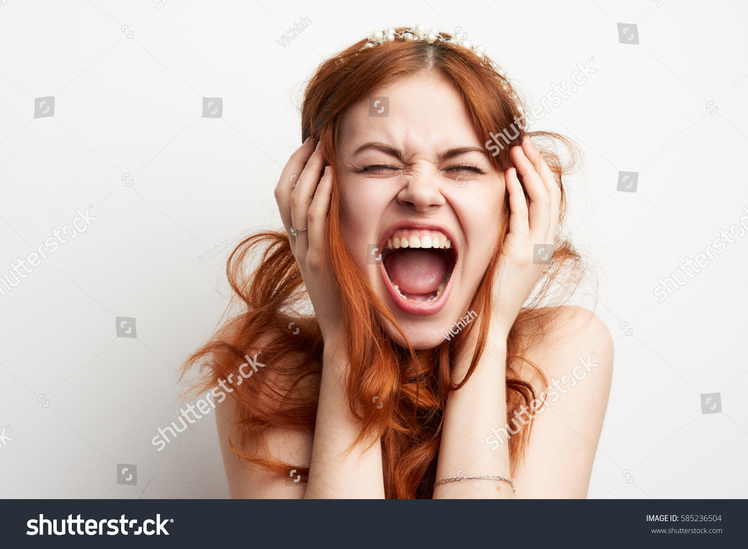 stock-photo--woman-screams-women-screaming-panic-scream-585236504.jpg