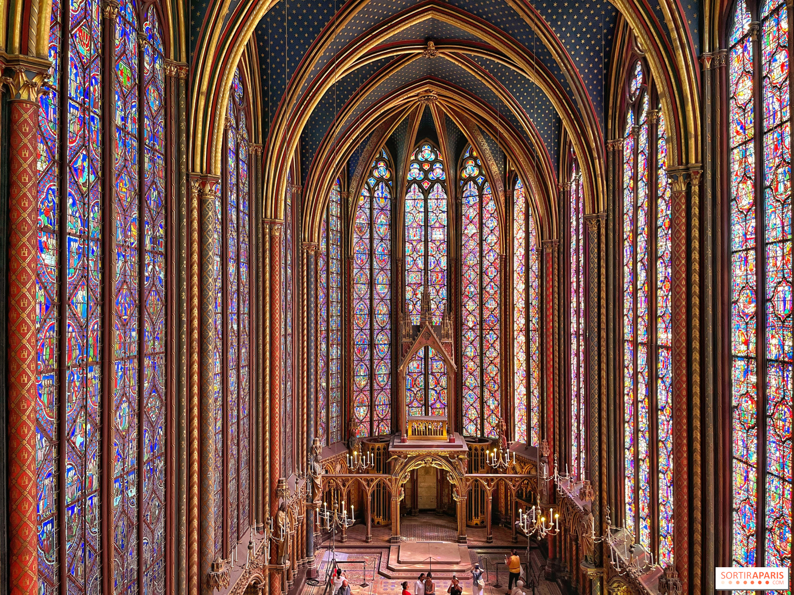 778435-la-sainte-chapelle-et-ses-1113-vitraux-un-veritable-joyau-gothique-a-paris.jpg