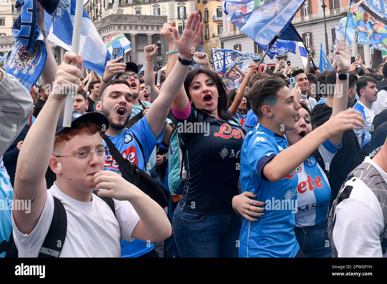 naples-italy-30th-apr-2023-ssc-napoli-fans-celebrate-in-plebiscito-square-in-naples-italy-april-30th-2023-following-the-combination-of-results-from-todays-league-day-napoli-will-have-to-wait-another-day-or-two-of-matches-to-celebrate-its-third-scudetto-credit-insidefoto-di-andrea-stacciolialamy-live-news-2PWGFYH.jpg