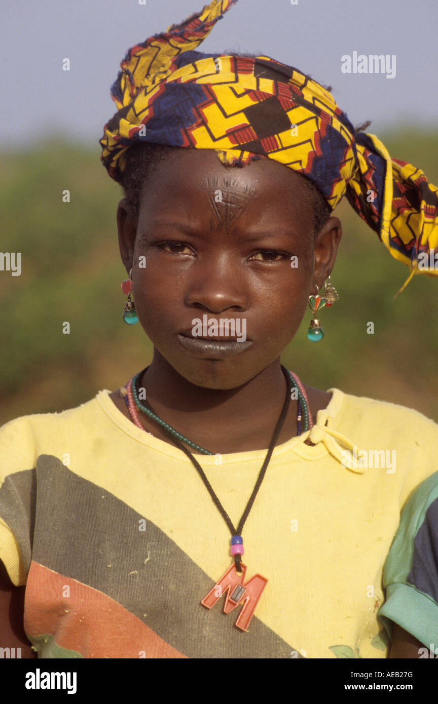 near-niamey-niger-fulani-girl-with-facial-tattoos-jewelry-AEB27G.jpg