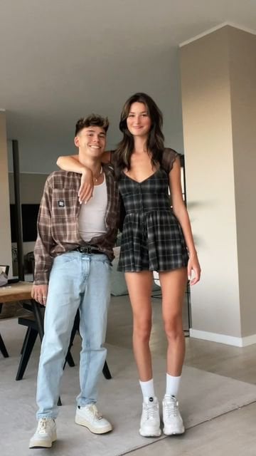 Cute short-guy/tall-girl couple : r/short