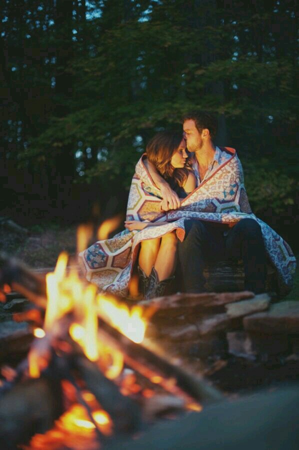 autumn-blanket-bonfire-couple-Favim.com-3701497.jpg