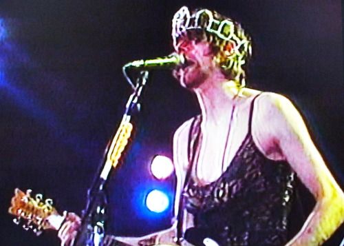 21ebeb4c544ce27c767fdd36362ddf6f--kurt-cobain-criss-cross.jpg