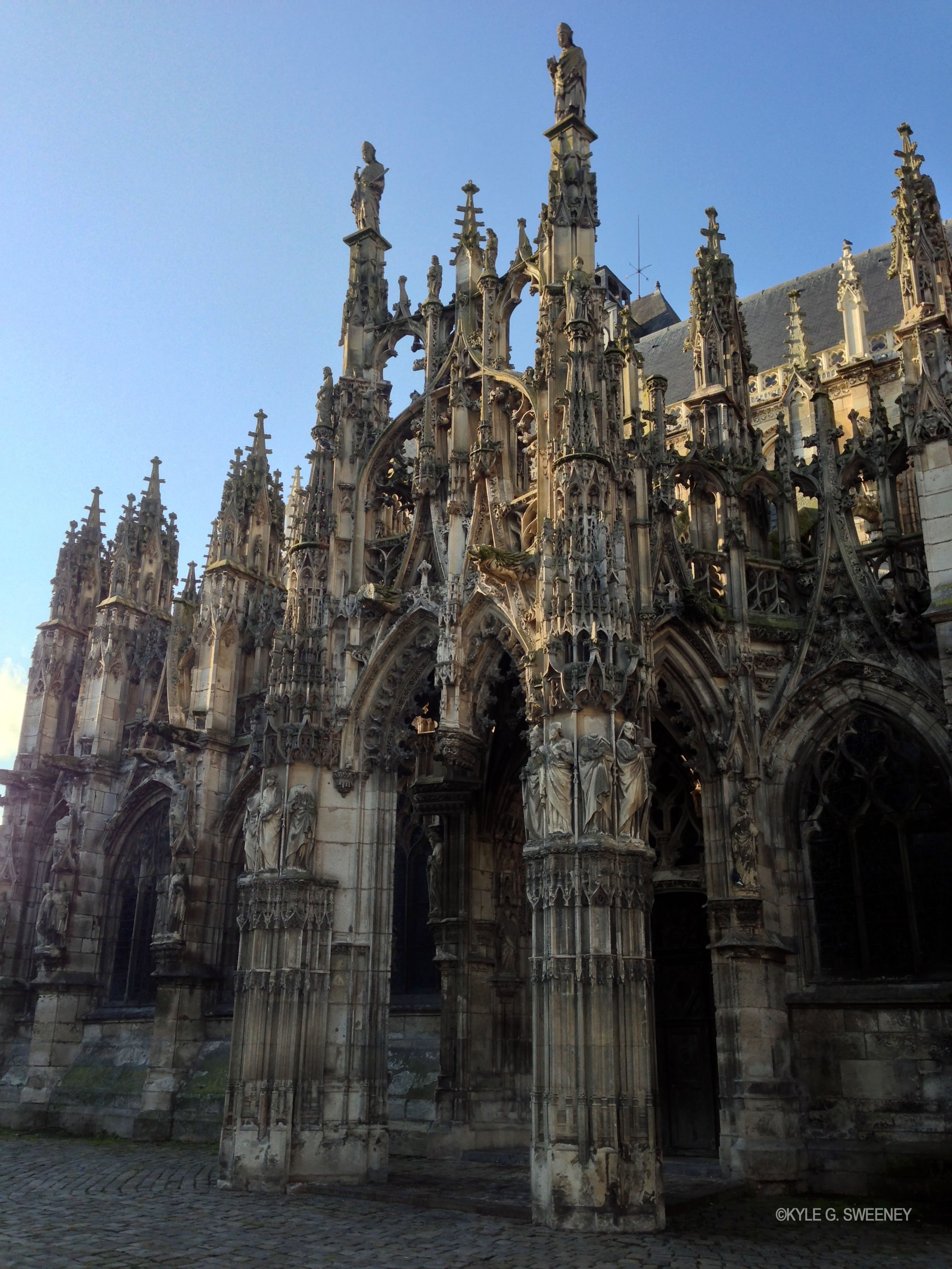 Notre-Dame_de_Louviers%2C_south_porch.jpg