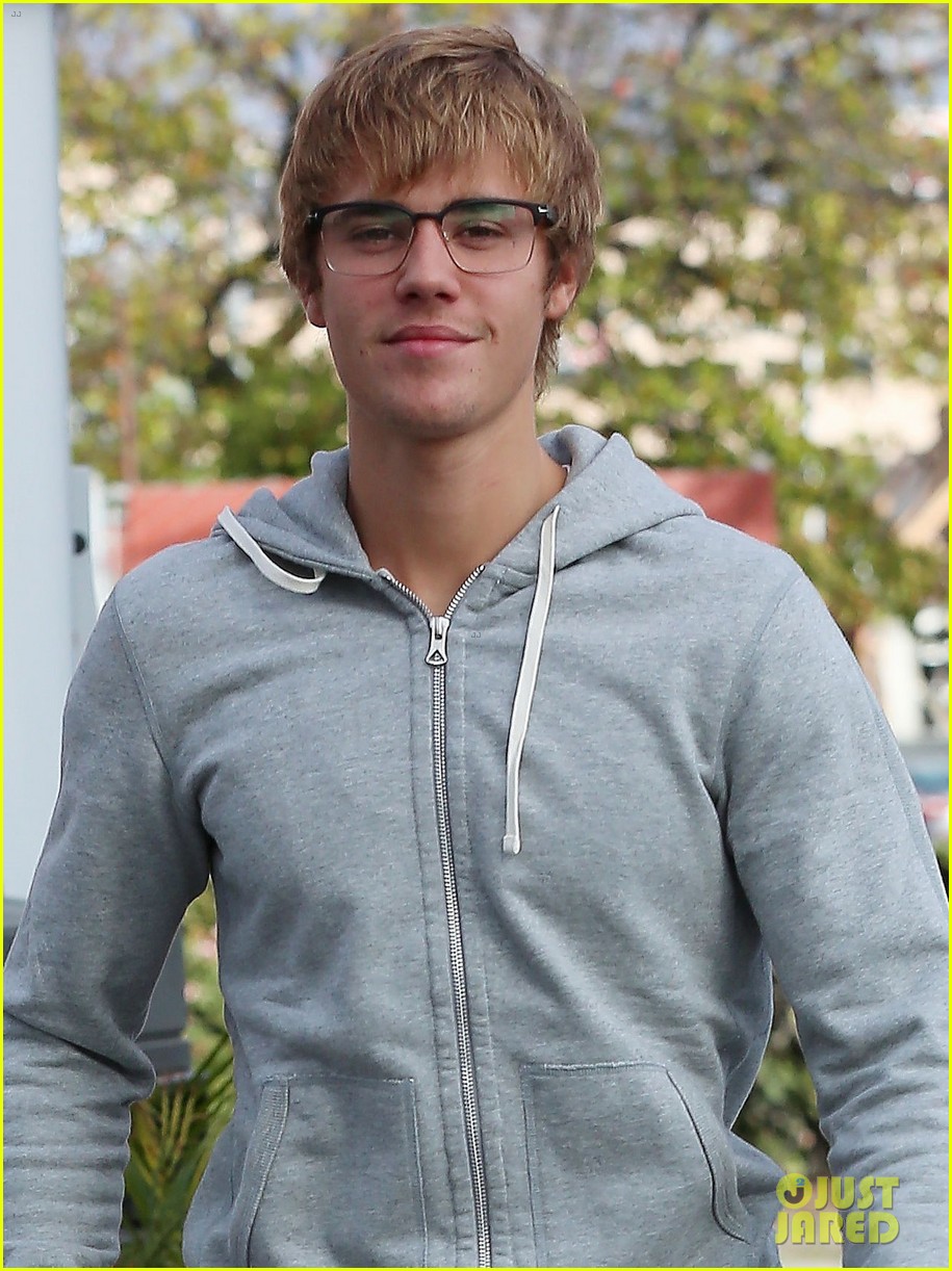 justin-bieber-gives-the-camera-a-swooning-stare-behind-his-glasses-03.jpg