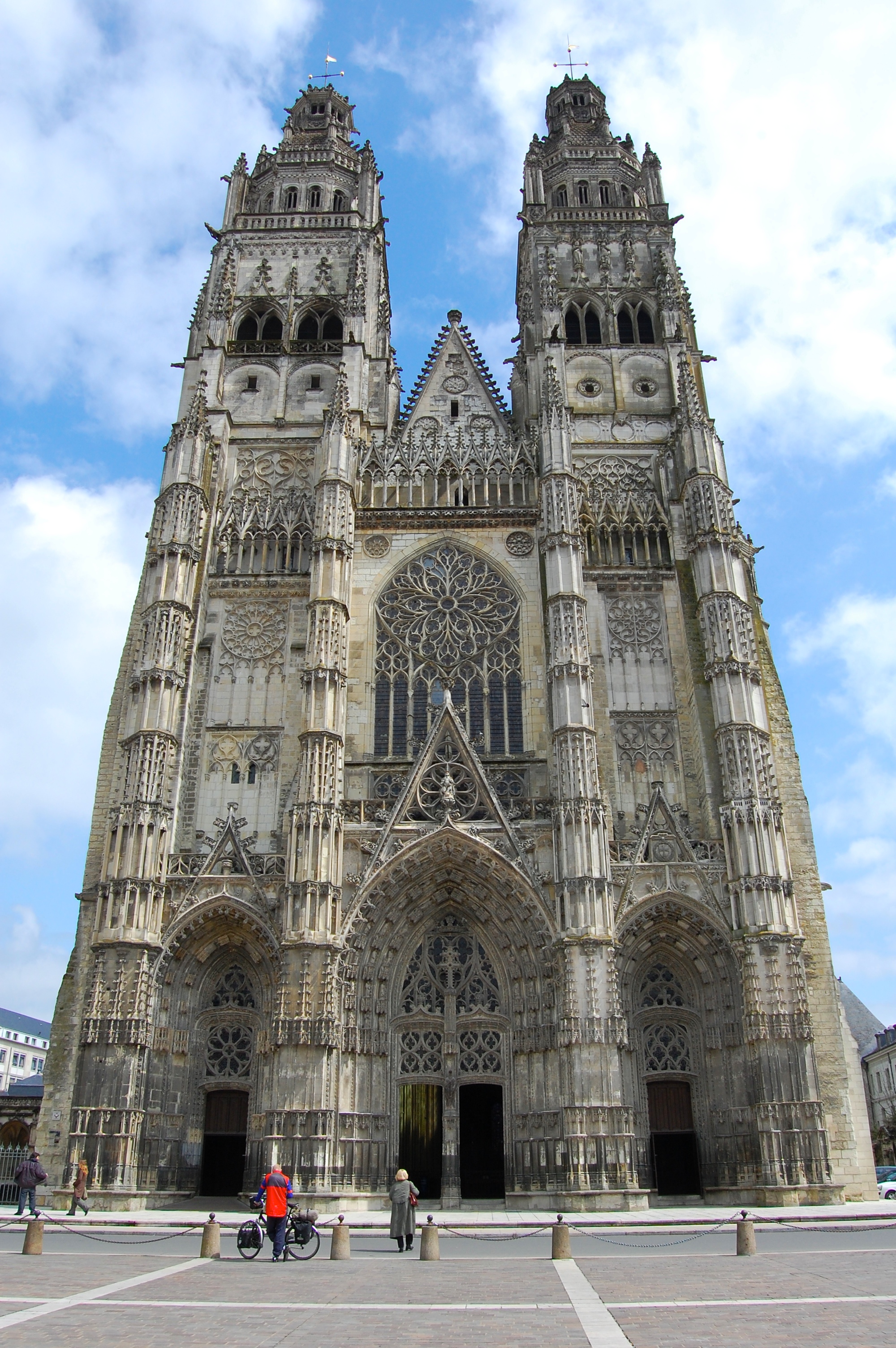 Tours_Cathedral_Saint-Gatian.jpg