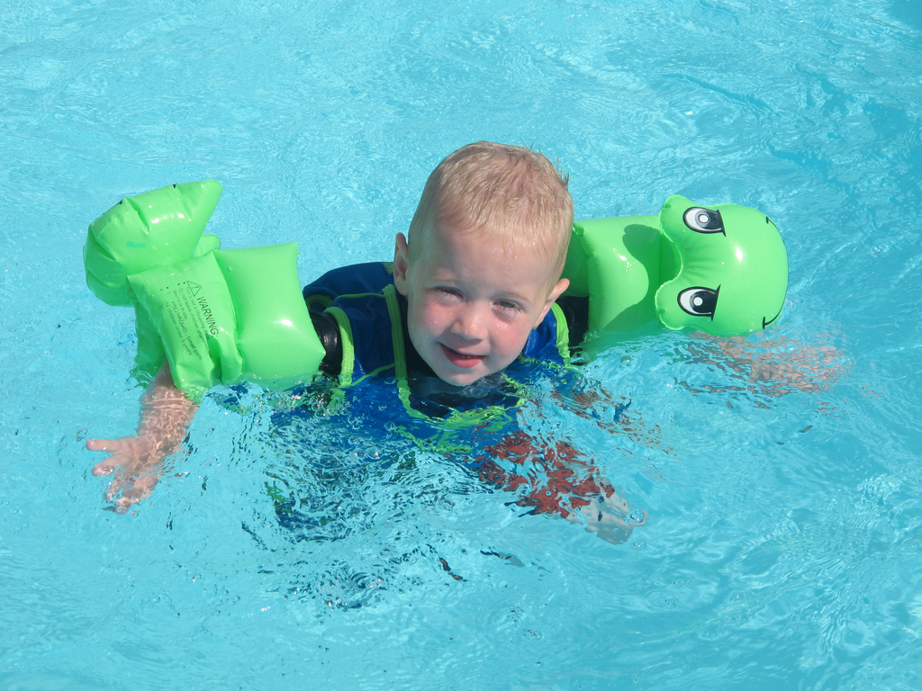 Child_wearing_green_floaties.jpg