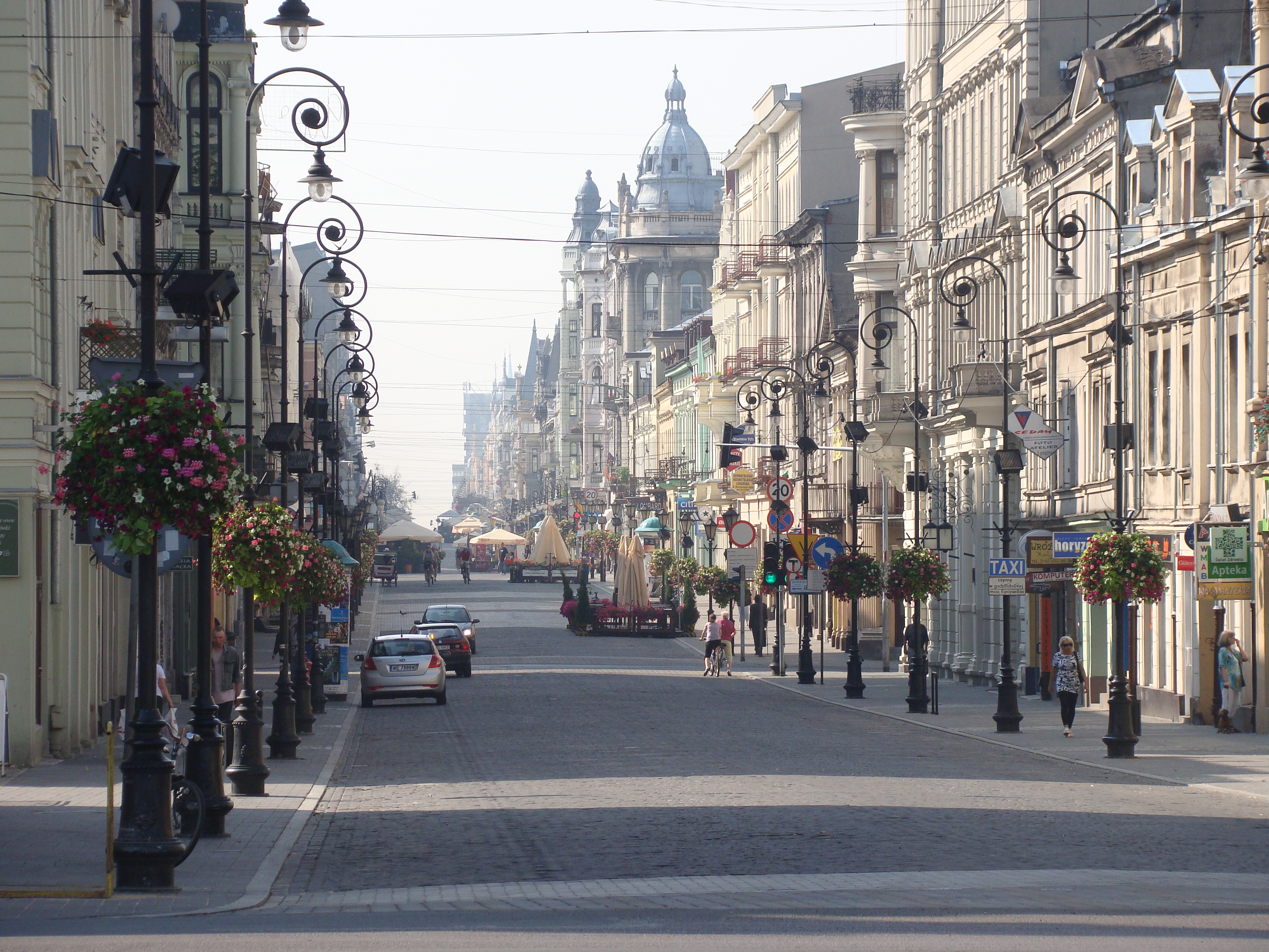 Ulica_Piotrkowska_in_Lodz.JPG